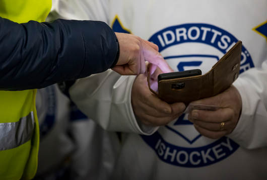 Kontroll av covidpass innan ishockeymatchen i SHL mellan