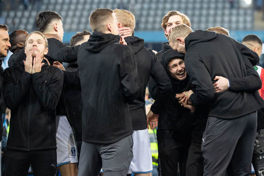 Malmö FFs Sebastian Nanasi jublar med lagkamrater