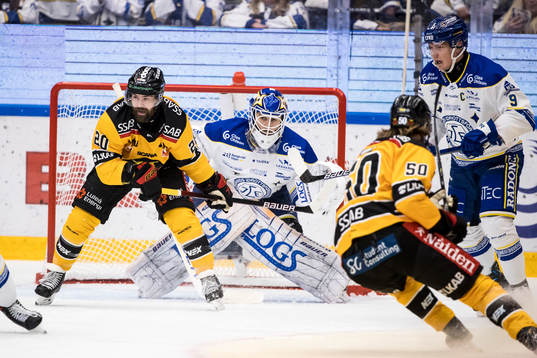 Luleås Jack Connolly och Leksands målvakt Kasimir Kaskisuo