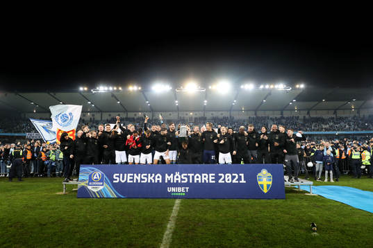 Malmö FFs spelare jublar  med pokalen