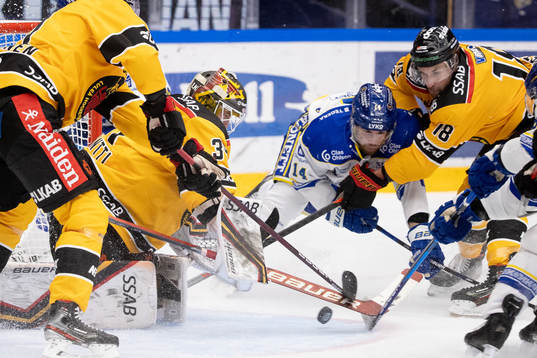 Leksands Oskar Lang oroar framför Luleås målvakt Joel