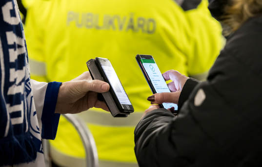 Kontroll av covidpass innan ishockeymatchen i SHL mellan