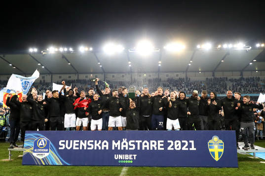 Malmö FFs spelare jublar med pokalen