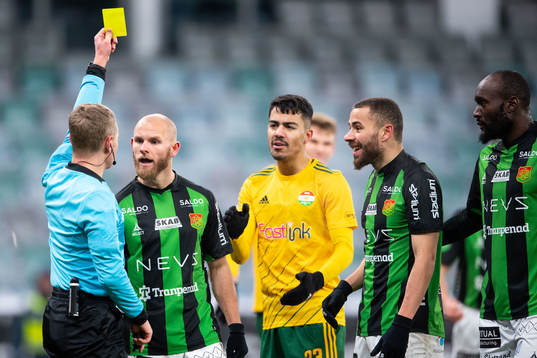 GAIS Niklas Andersen reagerar mot domare Fredrik Klitte