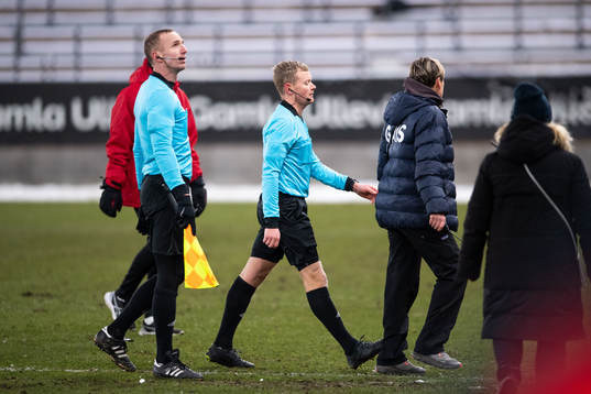 Domare Fredrik Klitte lämnar planen i halvtid