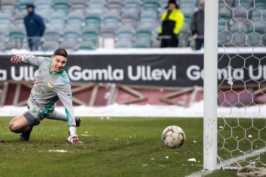 Dalkurds målvakt Jonathan Viscosi släpper in 1-1 från