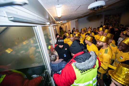 Dalkurds spelare väntar på att få gå ut till planen och