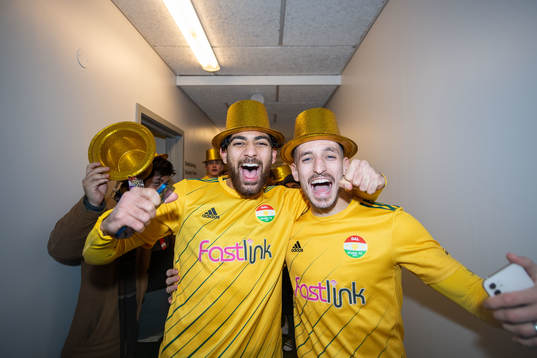 Dalkurds Rendijs Sibass och Arian Kabashi  jublar