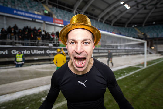 Dalkurds målvakt Jonathan Viscosi  jublar
