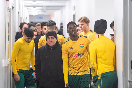Dalkurds Samouil Izountouemoi väntar i korridoren