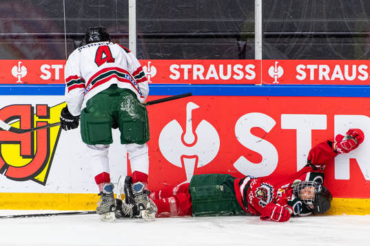 Gustaf Norlin ligger på isen när det allsvenska