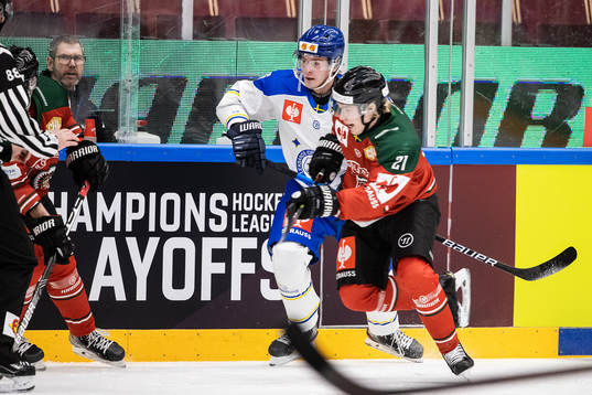 Karl Henriksson of Frölunda and Calle Själin of Leksand