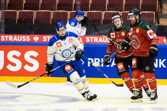 Karl Henriksson and Jens Olsson of Frölunda celebrate