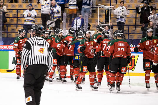 Frölunda players celebrating