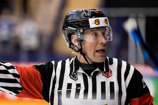 Referee Tobias Björk