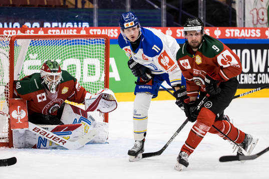 goalkeeper Matthew Tomkins of Frölunda and Martin Karlsson