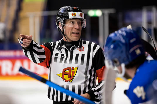 Referee Tobias Björk