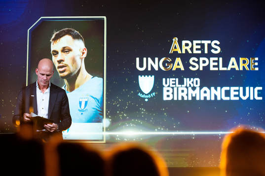 Veljko Birmancevic, årets unga spelare, visas på en skärm