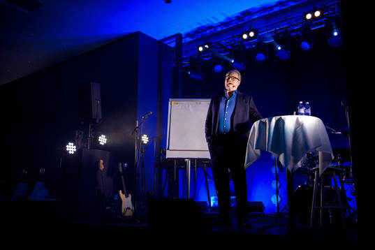 Fredrik Lindström uppträder