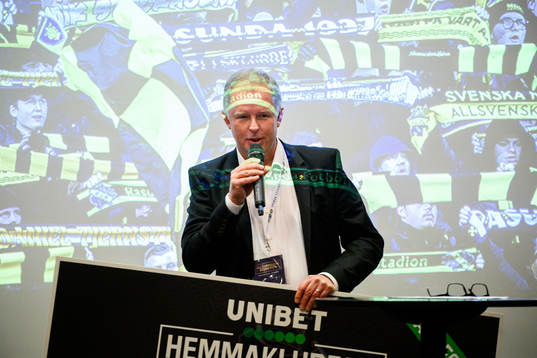 AIK Fotbolls ordförande Robert Falck tar emot en check
