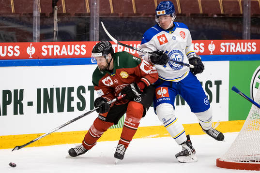 Jan Mursak  of Frölunda and Ben Thomas  of Leksand
