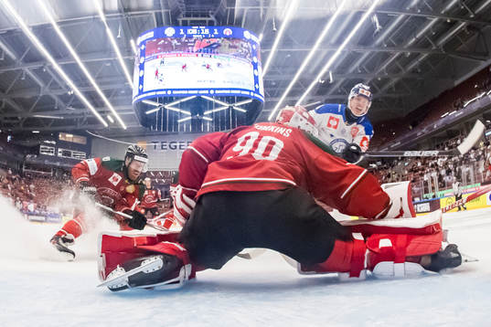 Jens Olsson of Frölunda  and Martin Karlsson  of Leksand