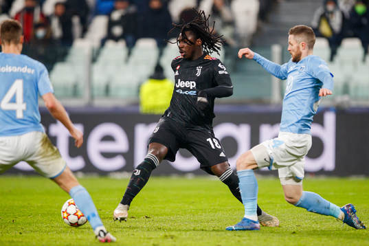 Leonardo Bunucci of Juventus and Lasse Nielsen of Malmö FF