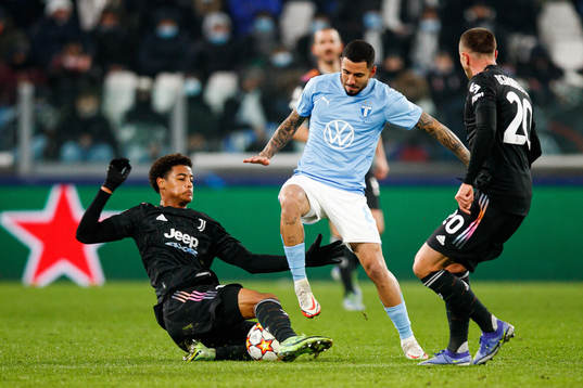 Koni De Winter and Federico Bernardeschi of Juventus