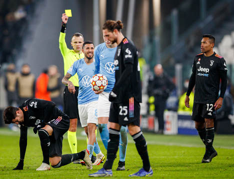 Sergio Pena of Malmö FF receives a yellow card