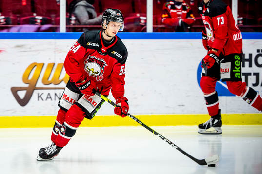 Malmö Redhawks Marcus Broberg värmer upp innan