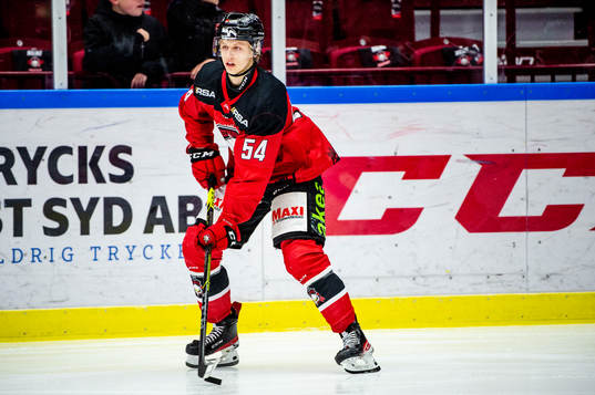 Malmö Redhawks Marcus Broberg värmer upp innan