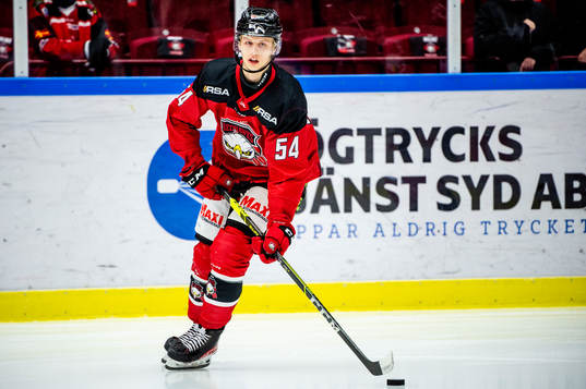 Malmö Redhawks Marcus Broberg värmer upp innan
