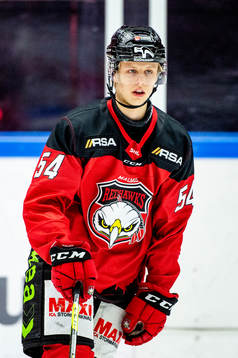 Malmö Redhawks Marcus Broberg värmer upp innan