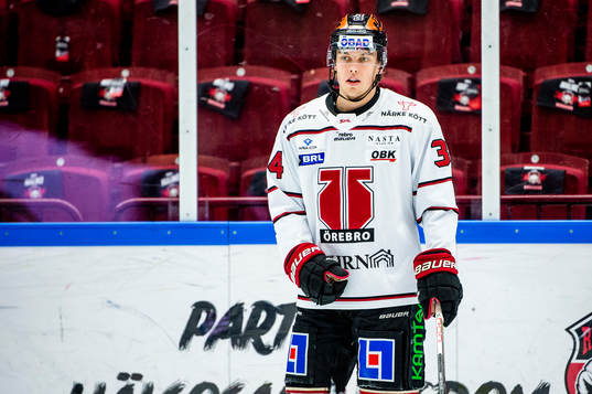 Örebros Gustav Stjernberg värmer upp innan