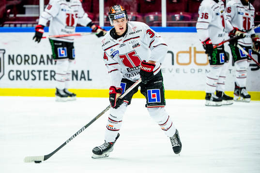 Örebros Gustav Stjernberg värmer upp innan