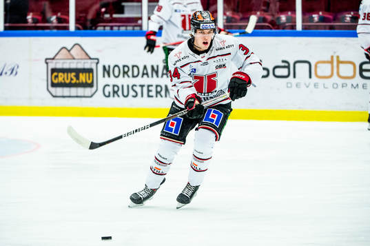Örebros Gustav Stjernberg värmer upp innan
