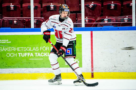 Örebros Elias Pettersson värmer upp innan ishockeymatchen