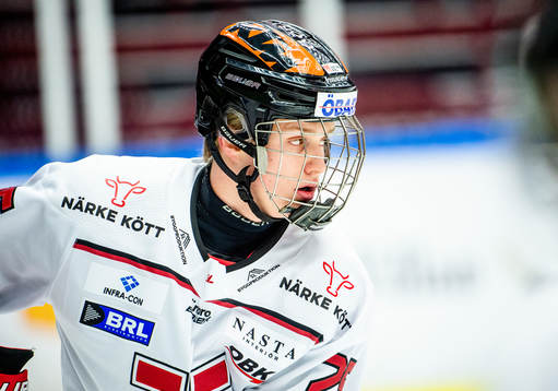 Örebros Elias Pettersson värmer upp innan