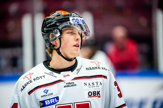 Örebros Gustav Stjernberg värmer upp innan