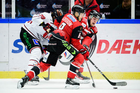 Malmö Redhawks Johan Olofsson och Anton Olsson försvarar