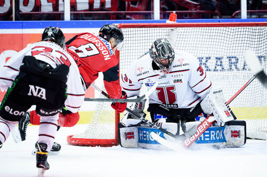 Malmö Redhawks Johan Olofsson och Örebros målvakt Jonas