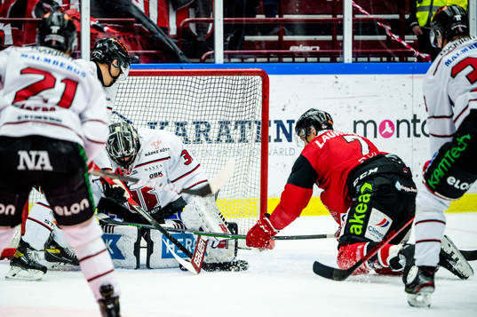 Malmö Redhawks Oliver Lauridsen mot Örebros målvakt