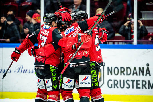 Malmö Redhawks Carl-Johan Lerby jublar med lagkamraterna