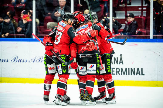 Malmö Redhawks Carl-Johan Lerby jublar med lagkamraterna