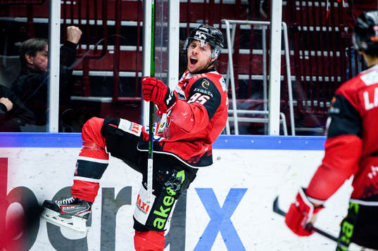 Malmö Redhawks Carl Persson jublar