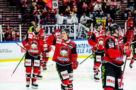 Malmö Redhawks Carl-Johan Lerby jublar med lagkamraterna