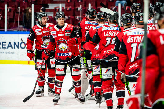 Malmö Redhawks Carl-Johan Lerby jublar med lagkamraterna