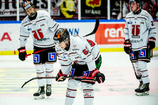 Örebros Robert Leino deppar med lagkamraterna