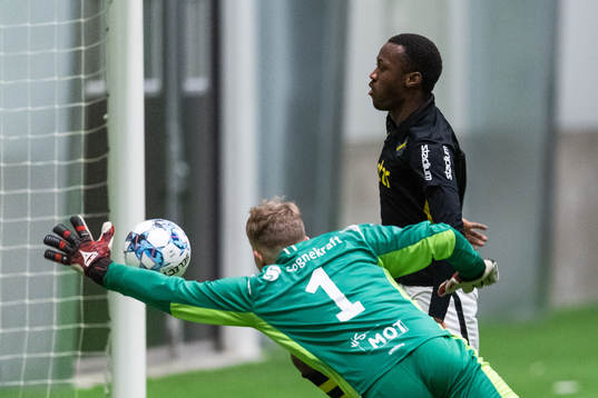 s Braxton Sserebe gör 0-1 bakom Sogndals målvakt Daniel