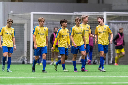 Bröndbys Magnus Søndergaard (h) jublar med lagkamrater